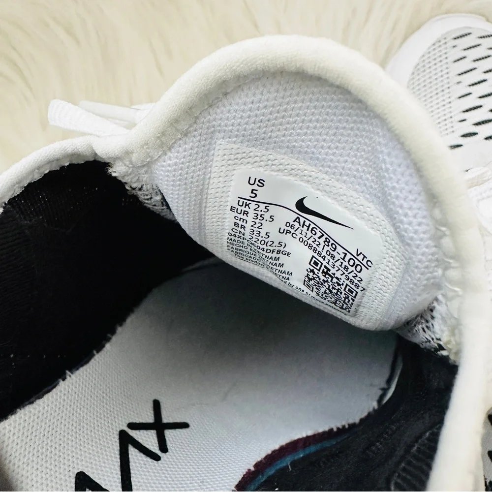 Like New Nike Iconic Air Max 270 Sneakers, size 5